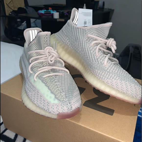 YEEZY 350 v2 - Picture 1 of 1